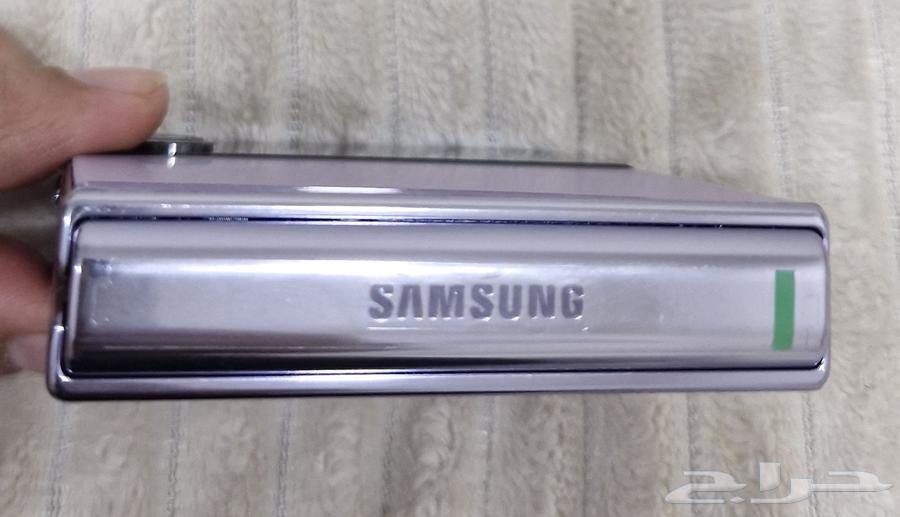 Samsung Z Flip4 mobile phone..64501636318594113