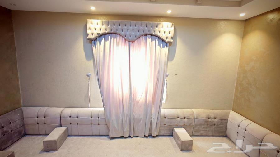كنب مجلس كبير شبه جديد للبيع مع اثنين ستارة في رابغ64498298786434110