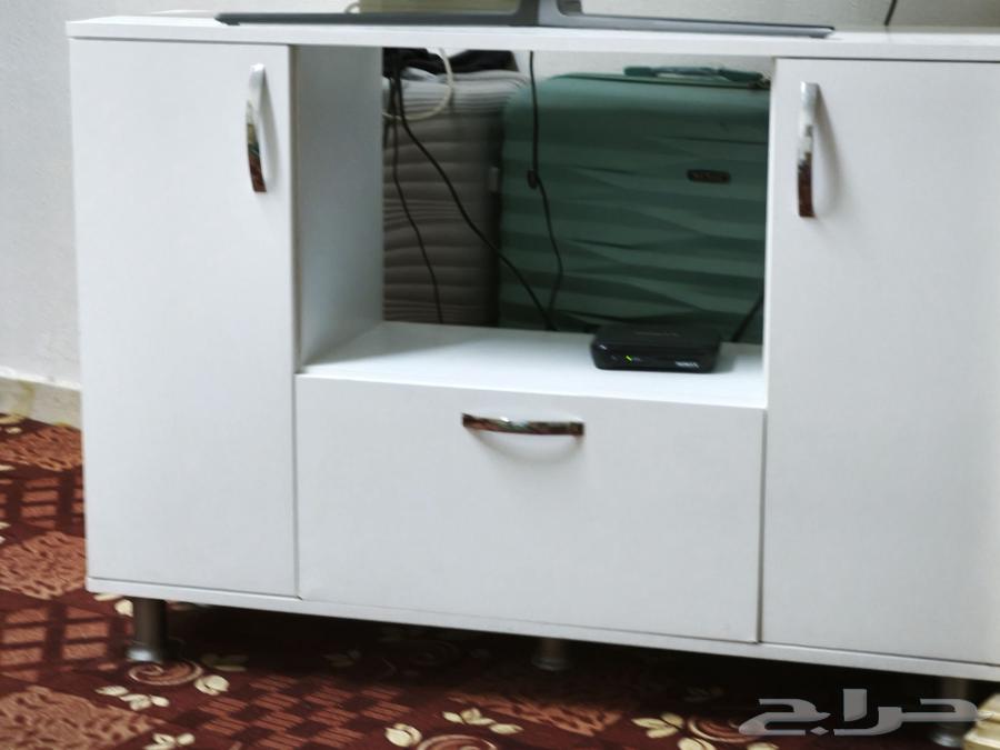 عدد 2 طاولة تلفزيون جيدة للبيع مع بعض للجادين فقط64496078250371111