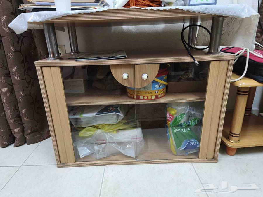 عدد 2 طاولة تلفزيون جيدة للبيع مع بعض للجادين فقط64496078250371110