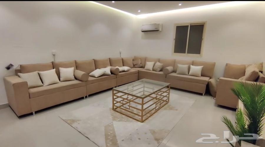 A very clean couch, almost new, and there are still two more pieces to complete the set64498298770179110