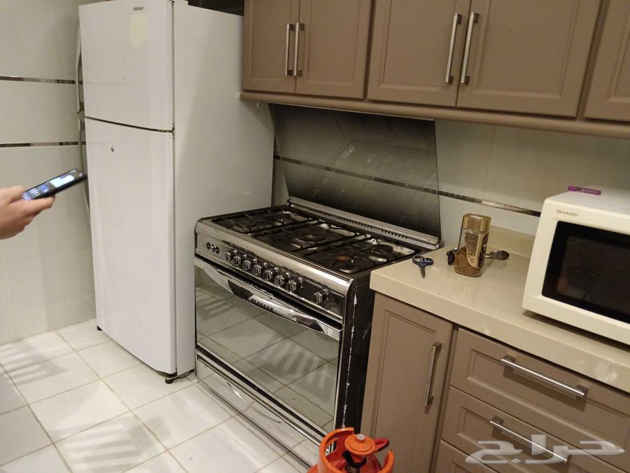 Clean working gas stove oven for sale, top and bottom only one eye from the small one.64501229484291110