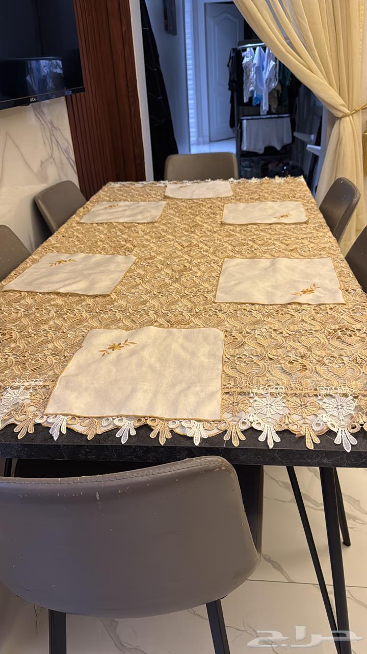 طاولة مستعملة نضيفة مع 8 كراسي64499967431042110