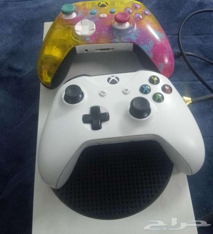 xbox series s with two controllers64495091162882111