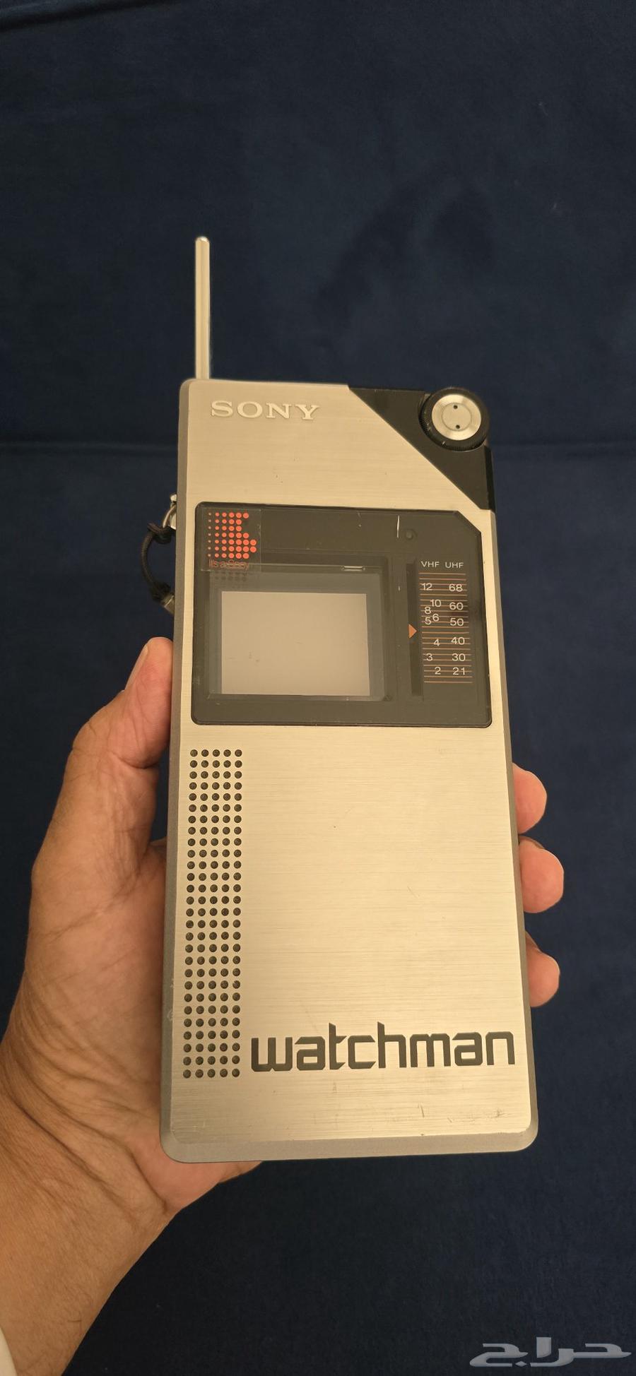 تلفزيون ابيض واسودوراديو يدوي قديم لهواة النوادر والمتاحف64497413463553110