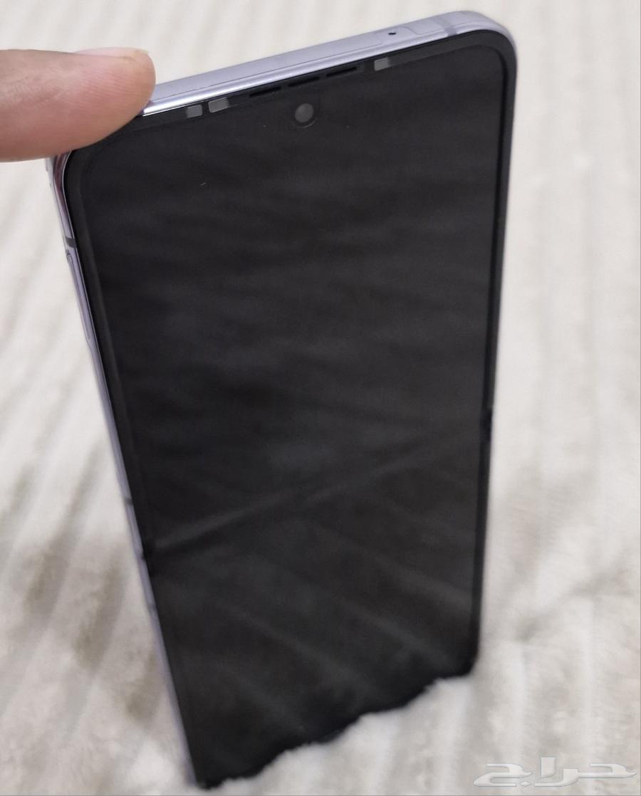 Samsung Z Flip4 mobile phone..64501636318594114