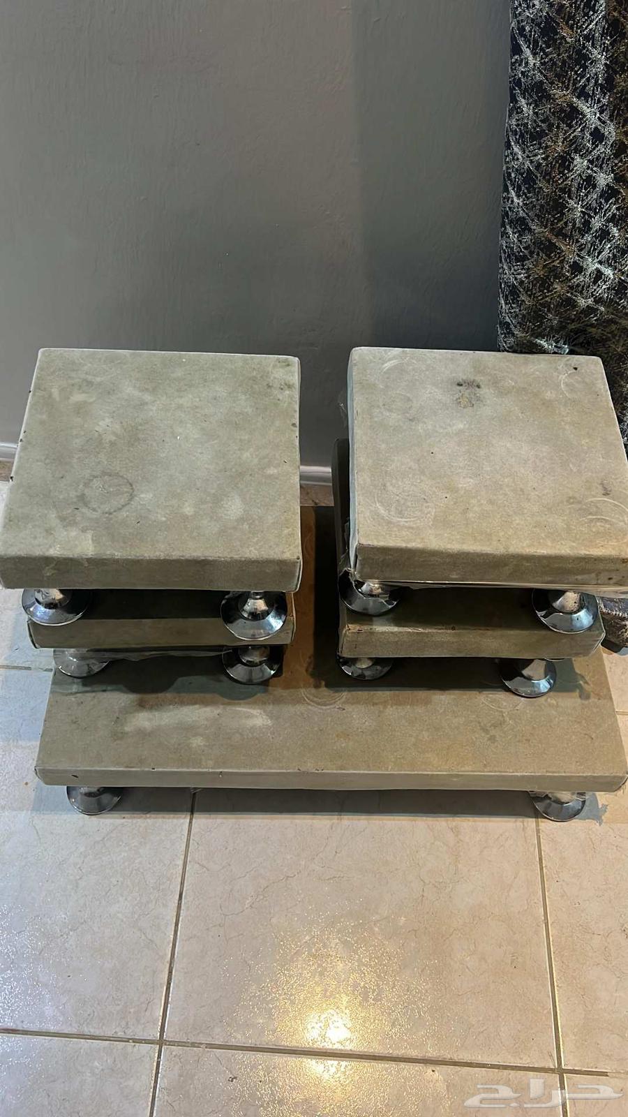 كنب مستخدم للبيع مع طاولات خدمه.64502995723395112