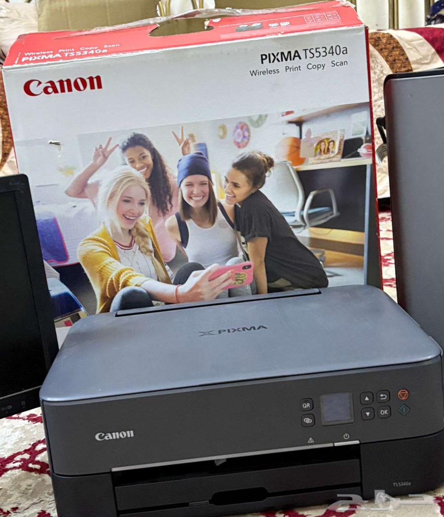 A computer with a screen and two printers64504626872835113