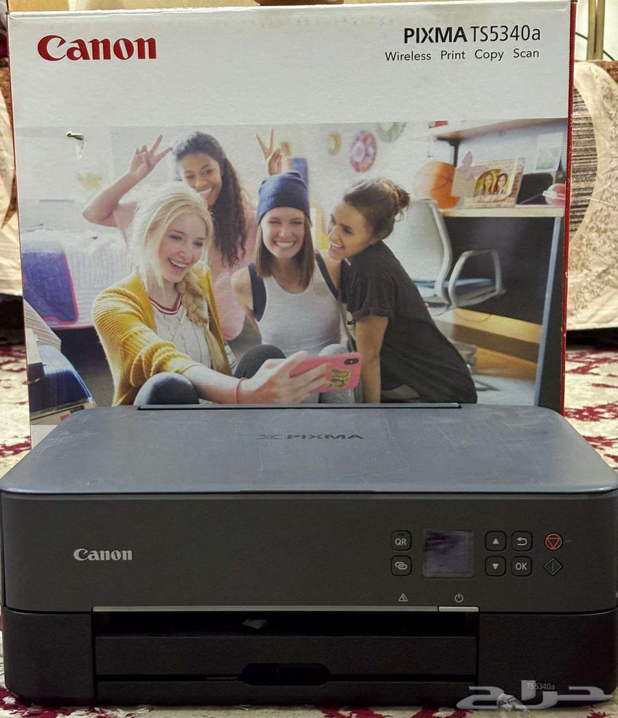 A computer with a screen and two printers64504626872835114