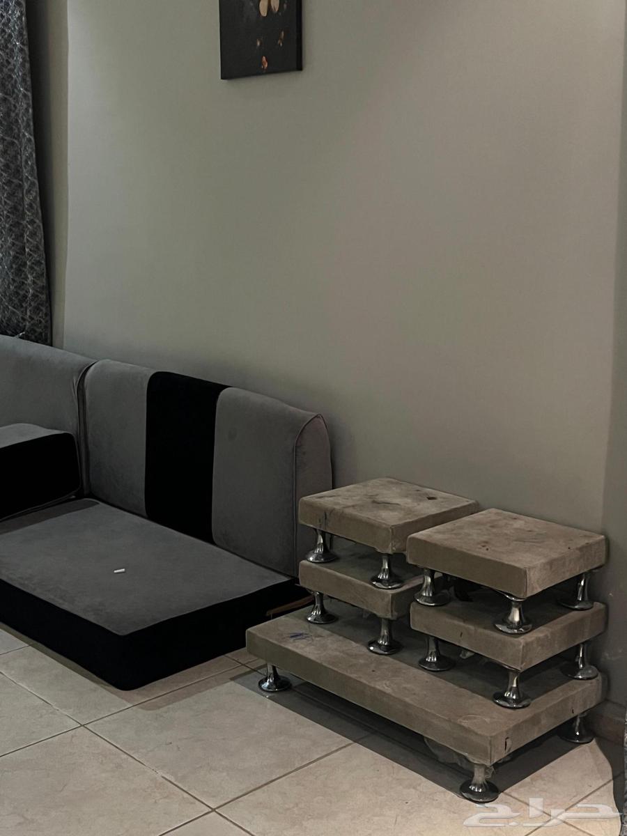 كنب مستخدم للبيع مع طاولات خدمه.64502995723395110