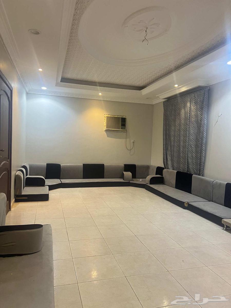 كنب مستخدم للبيع مع طاولات خدمه.64502995723395111