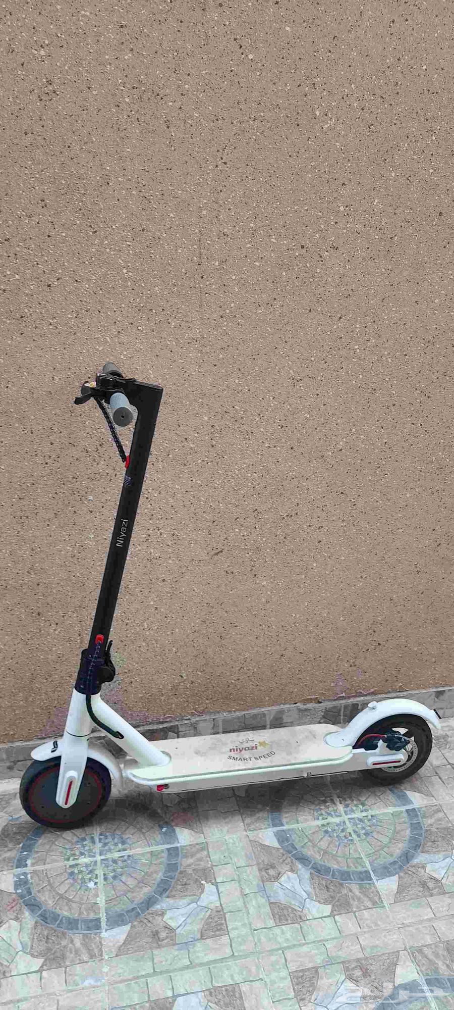 Xiaomi scooter for sale with charger, clean except the screen is broken64508523305985111
