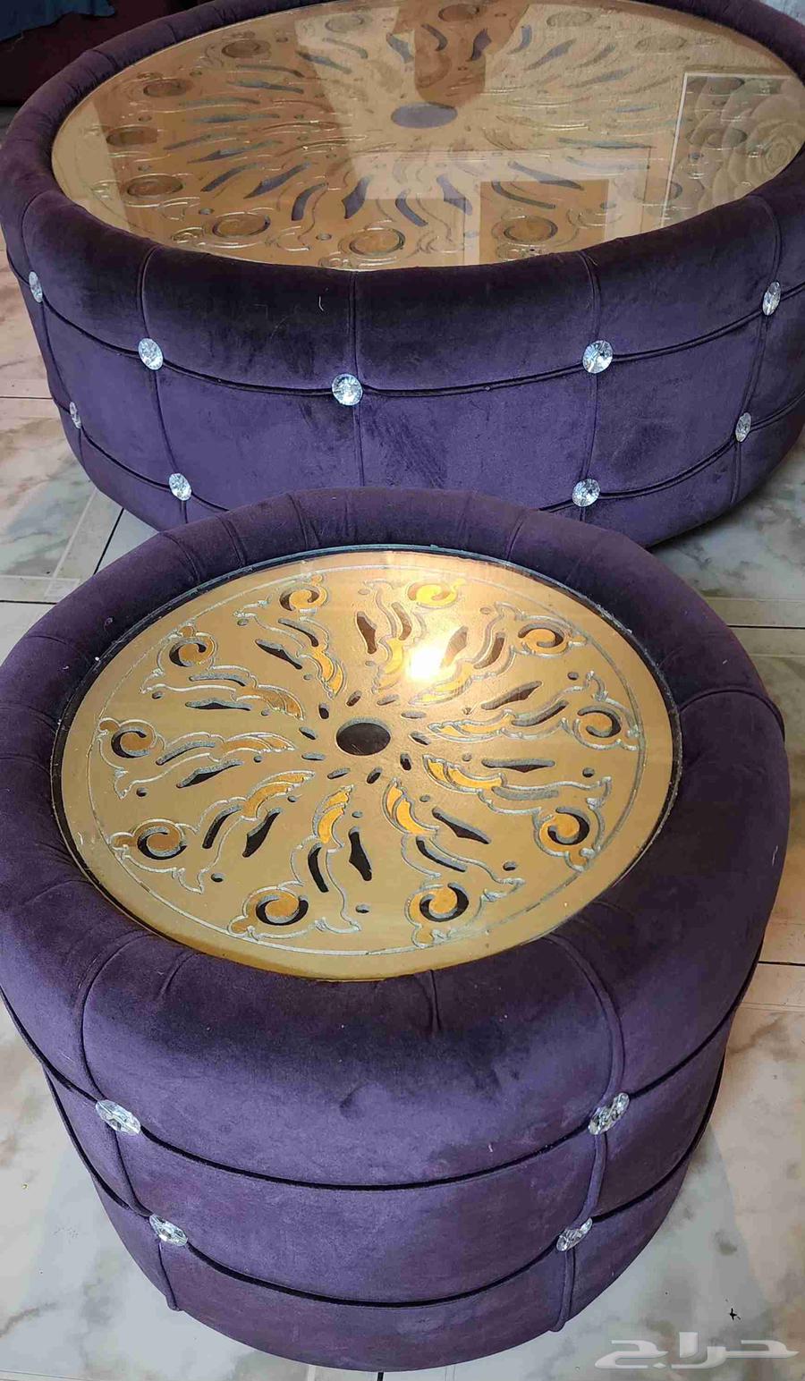 A clean dining table free of cracks, two medium sizes and one large64509068568577112