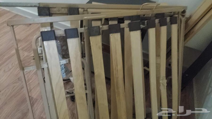 عدد اثنين سرير كعرباء نفر واحد بحالة جيدة ضهر خشب وضهر حديد64503705810818110