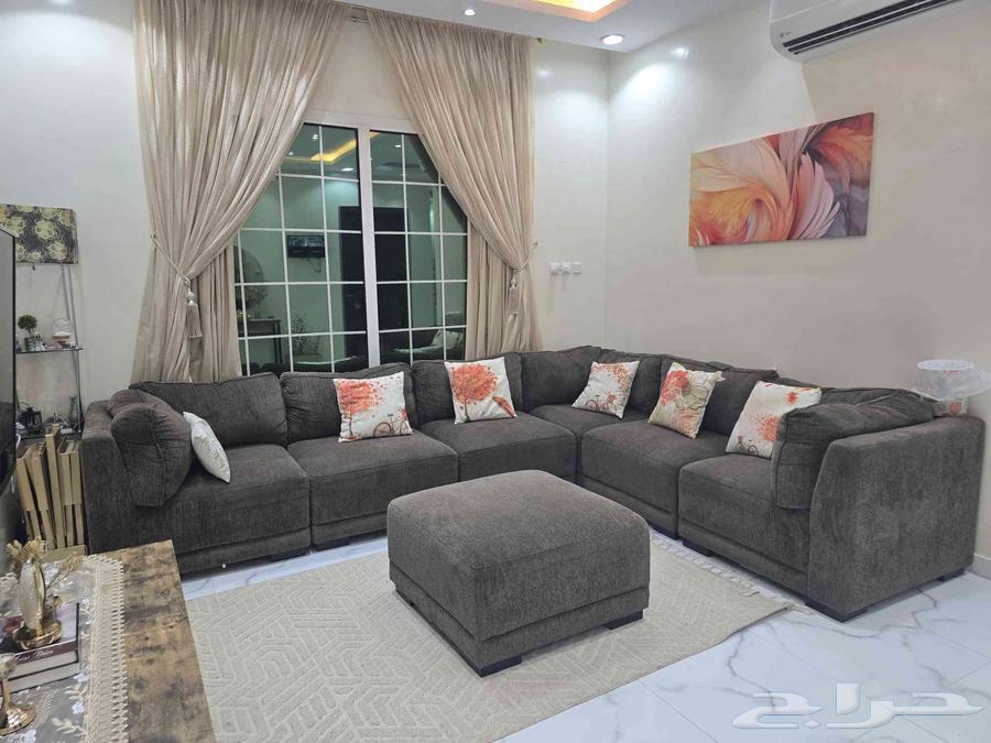 كنب بني زاويه L من وودي شبه جديد للبيع64496037169409110