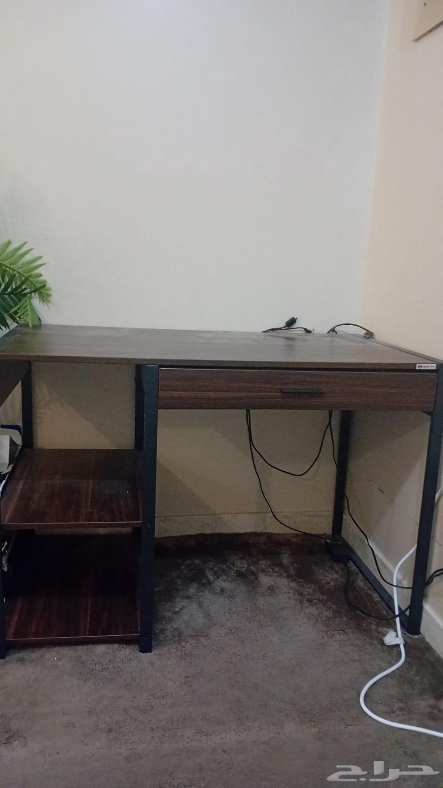 مكتب شبه جديد. للبيع64509222136322110