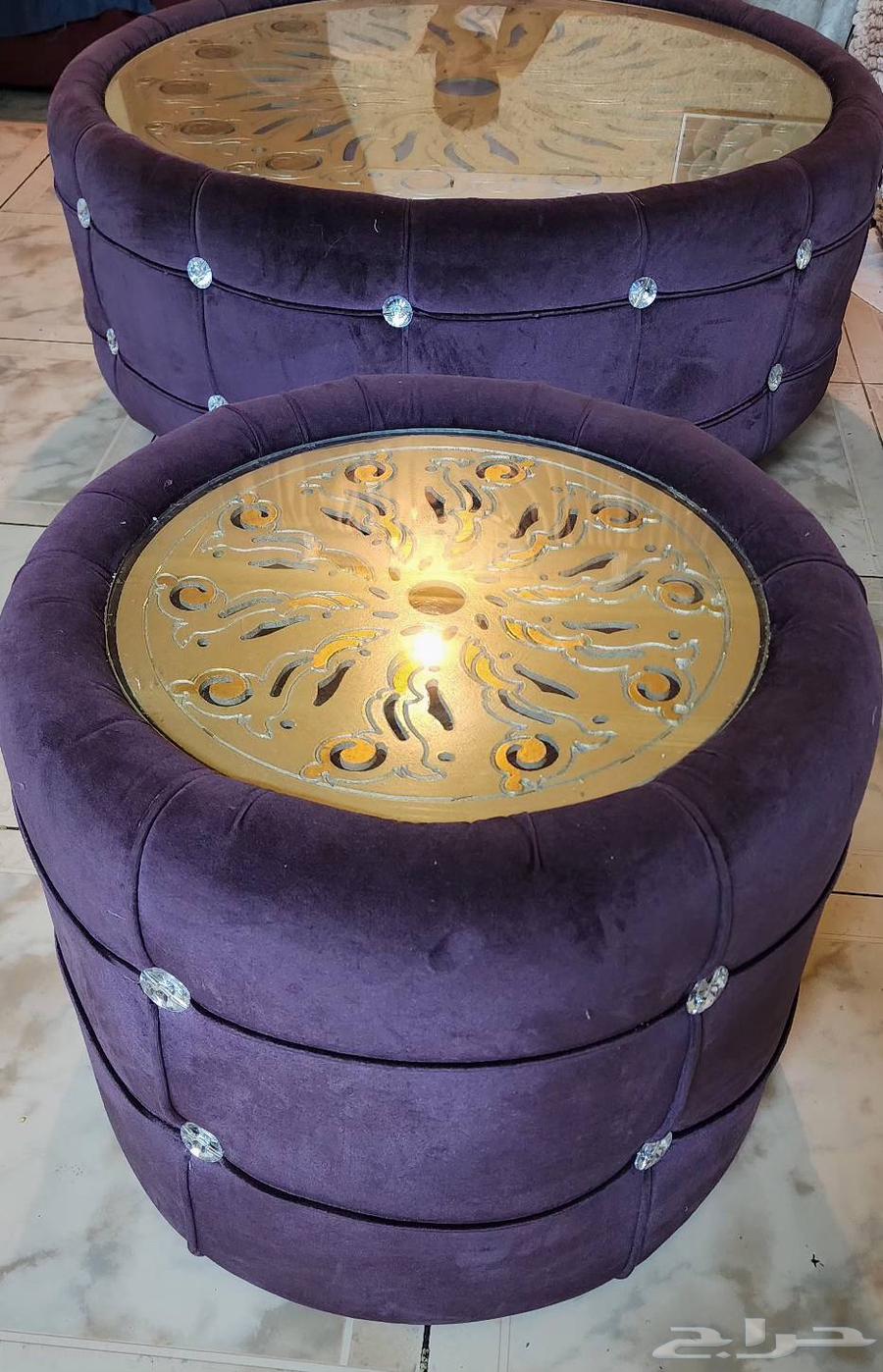 A clean dining table free of cracks, two medium sizes and one large64509068568577111