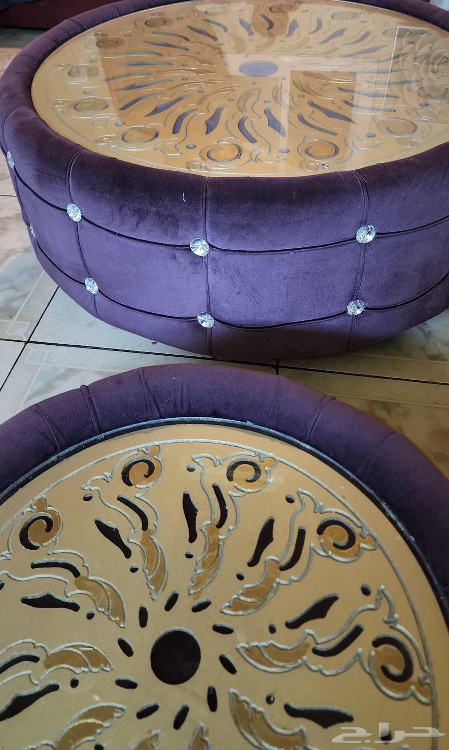 A clean dining table free of cracks, two medium sizes and one large64509068568577110