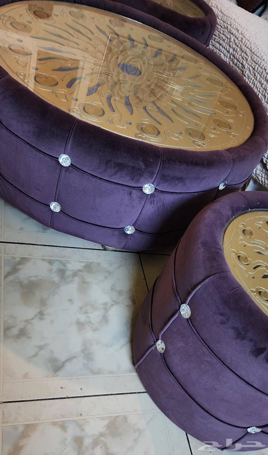 A clean dining table free of cracks, two medium sizes and one large64509068568577113