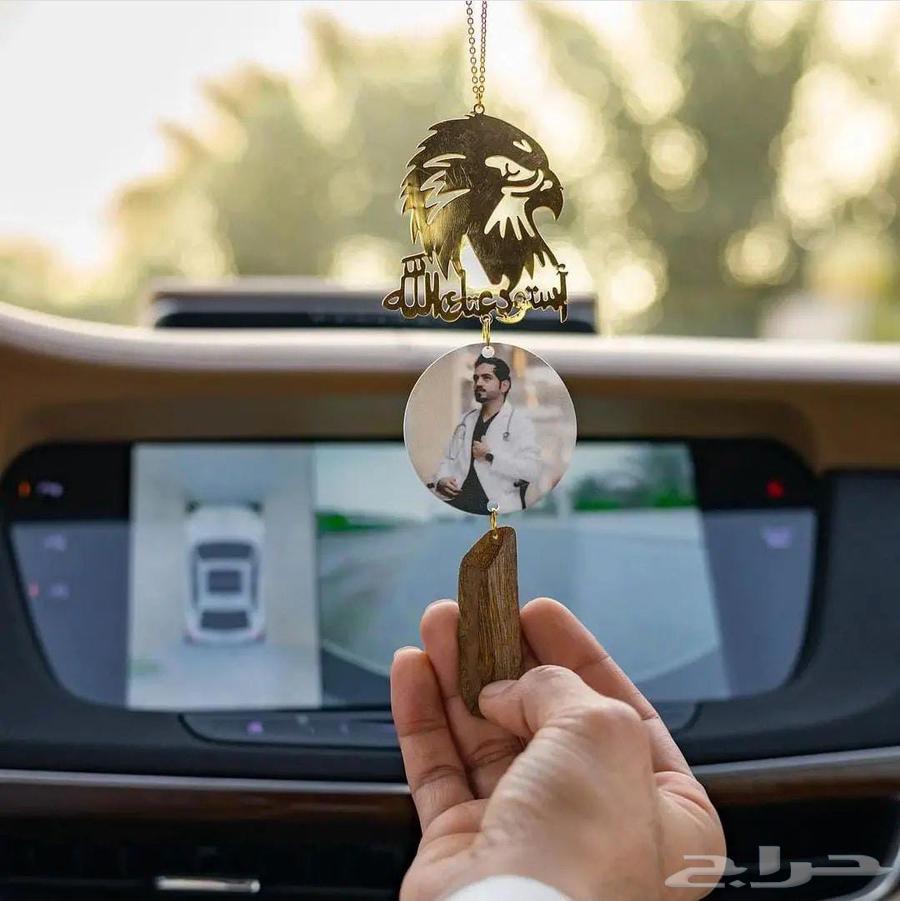 تعليقة سيارة باسمك وصورتك مطلية ذهب 21 مع كسرات عود64518605421571111