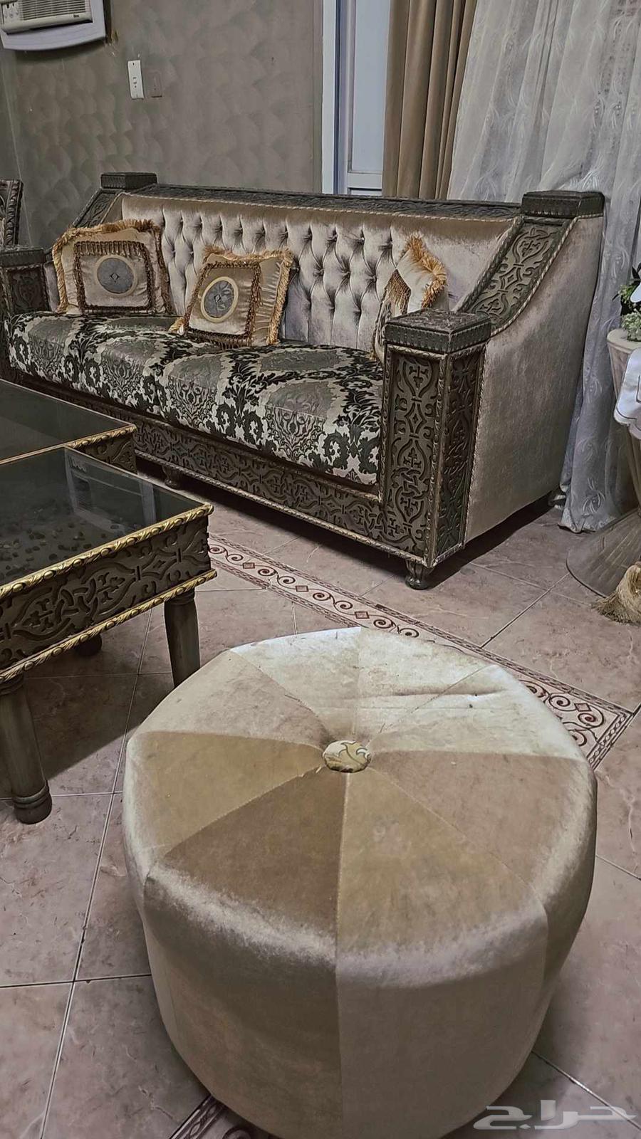 كنب بحالة ممتازة كبير ونضيف جدا لسرعة البيع بسبب السفر64517533429250113