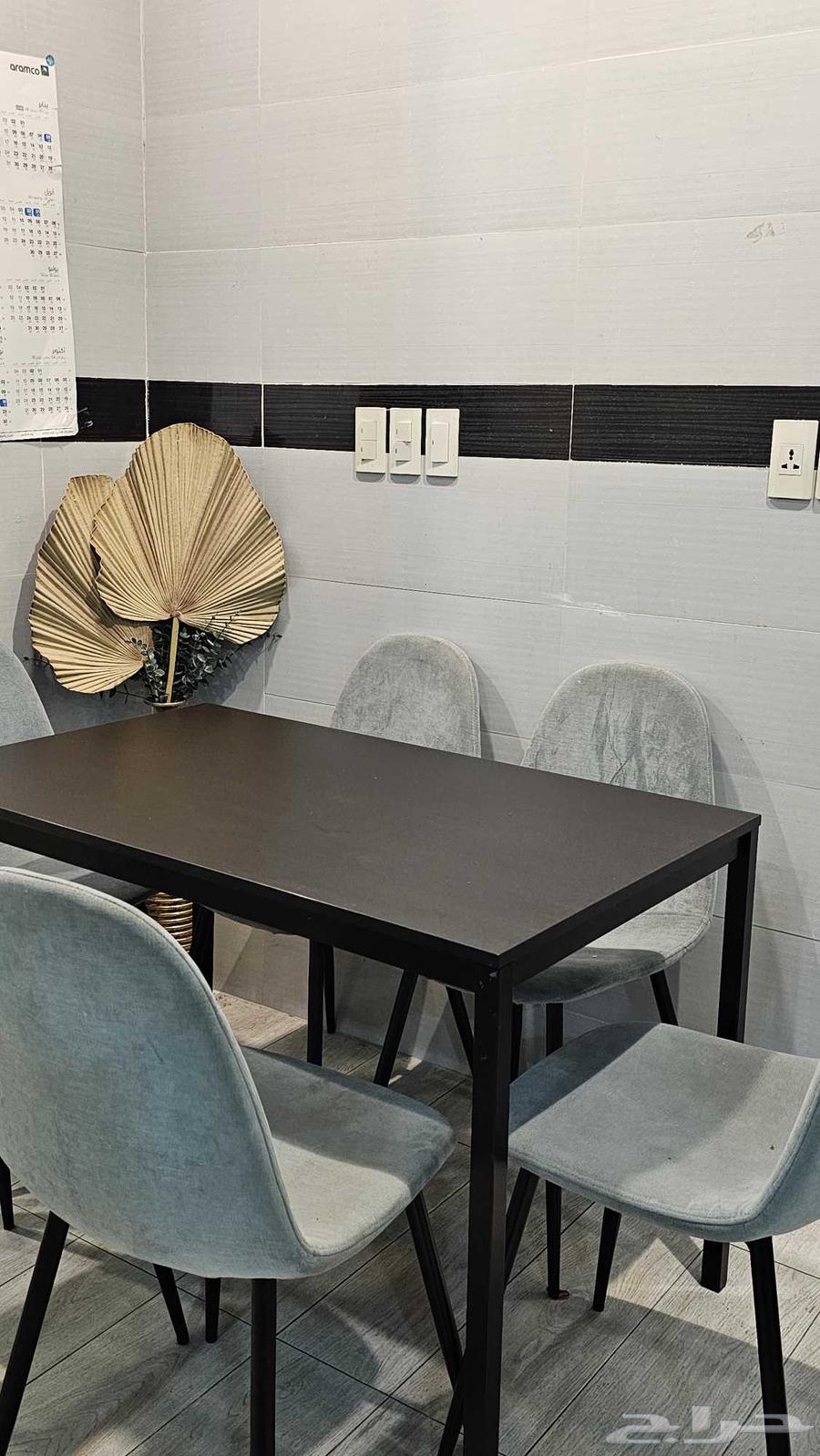 Dining table and 6 chairs64518181241986111