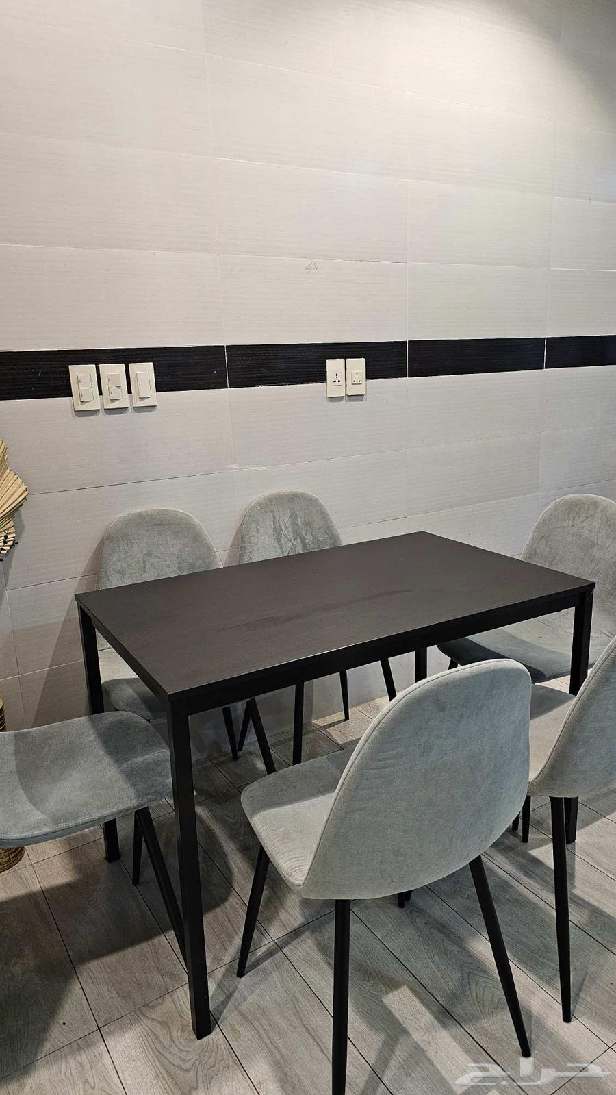 Dining table and 6 chairs64518181241986114