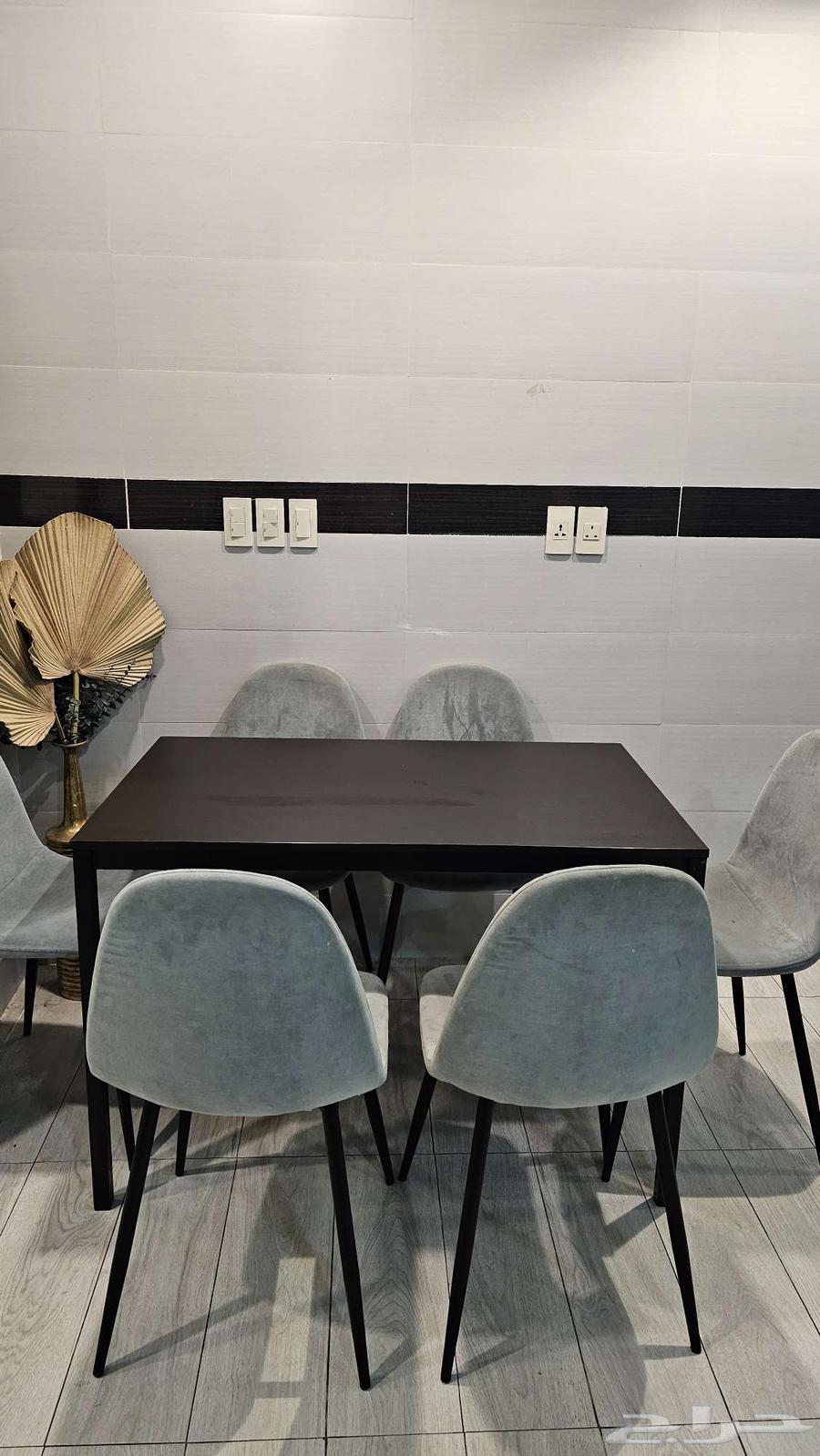 Dining table and 6 chairs64518181241986110