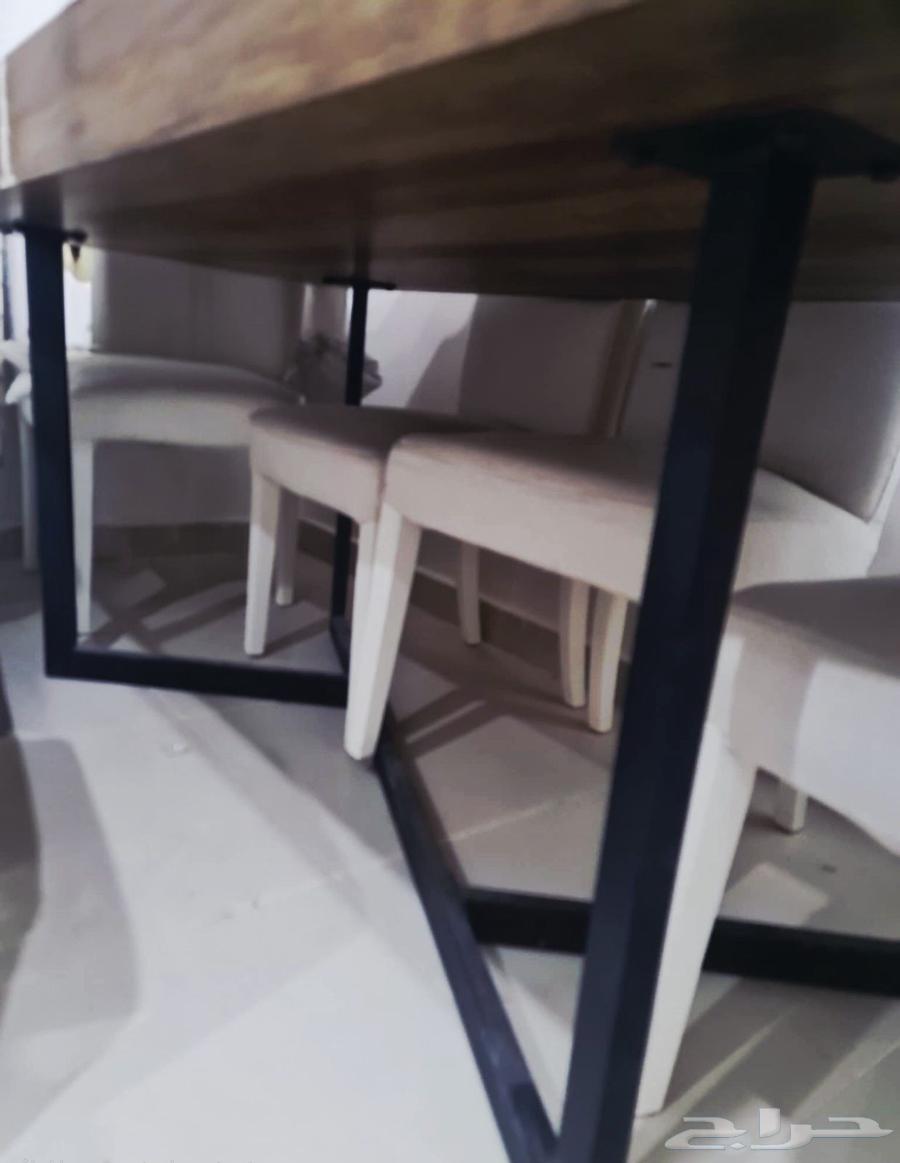 Dining Table and Chairs64511464737155111
