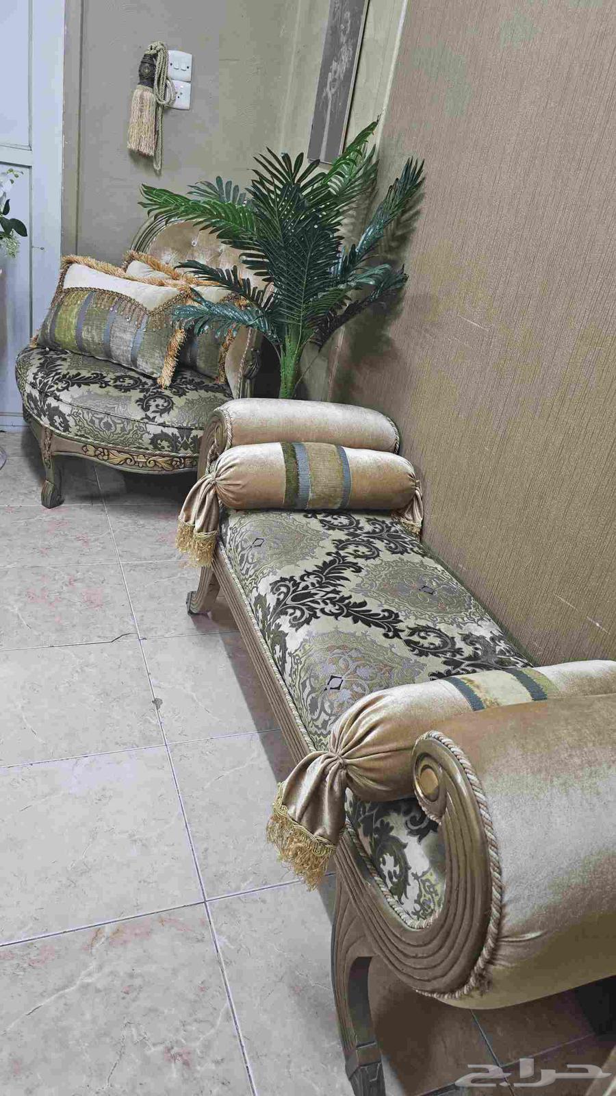 كنب بحالة ممتازة كبير ونضيف جدا لسرعة البيع بسبب السفر64517533429250110