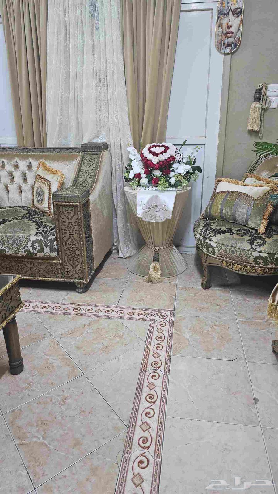 كنب بحالة ممتازة كبير ونضيف جدا لسرعة البيع بسبب السفر64517533429250114