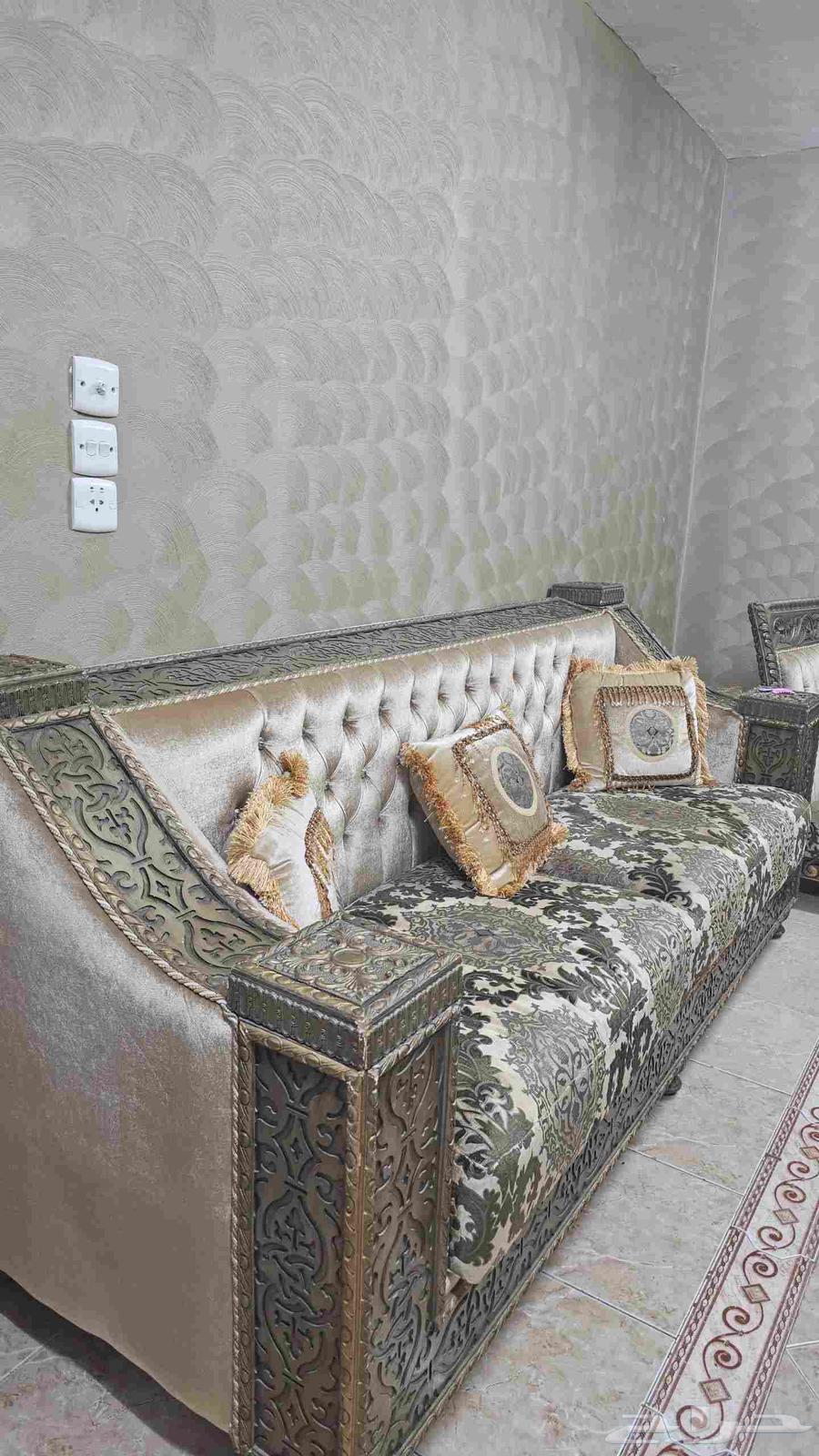 كنب بحالة ممتازة كبير ونضيف جدا لسرعة البيع بسبب السفر64517533429250112