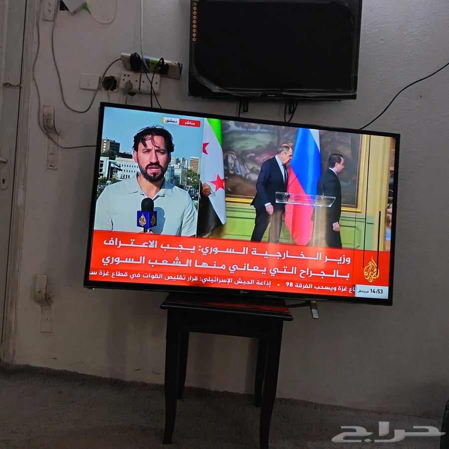 A regular Dansas screen with a simple scratch indicated by an arrow, 50 inches64512092663683113