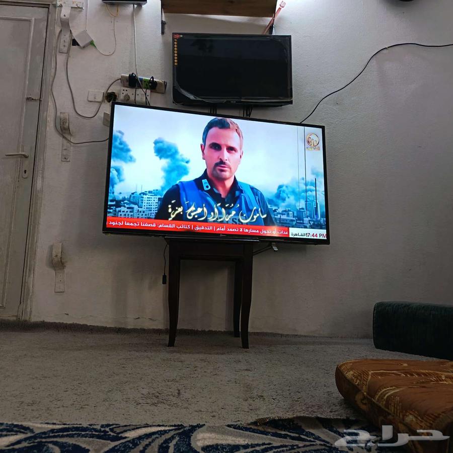 A regular Dansas screen with a simple scratch indicated by an arrow, 50 inches64512092663683112