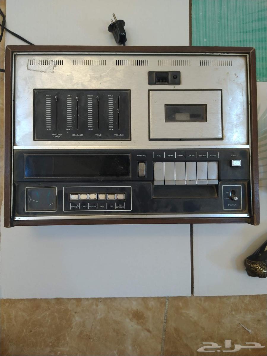 Antique collection (old radio cassette player, camera, jug, and decorated egg)64515221070593110