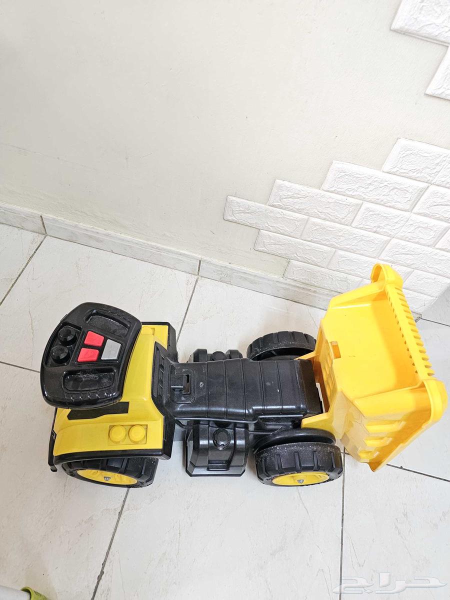 سيارة أطفال بصندوق قابل للفك والتركيب بحالة ممتازة 25ريال64514292700162110