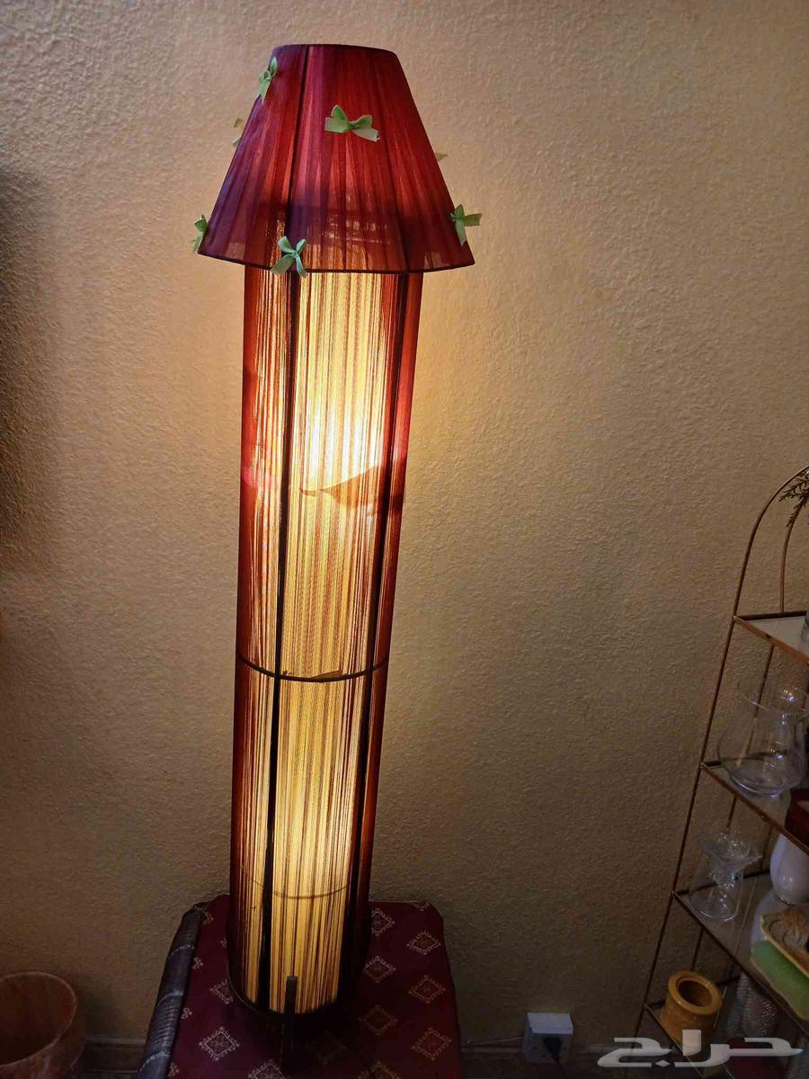 طاولات خشبية ومصابيح أرضية للبيع العاجل64511703418497113