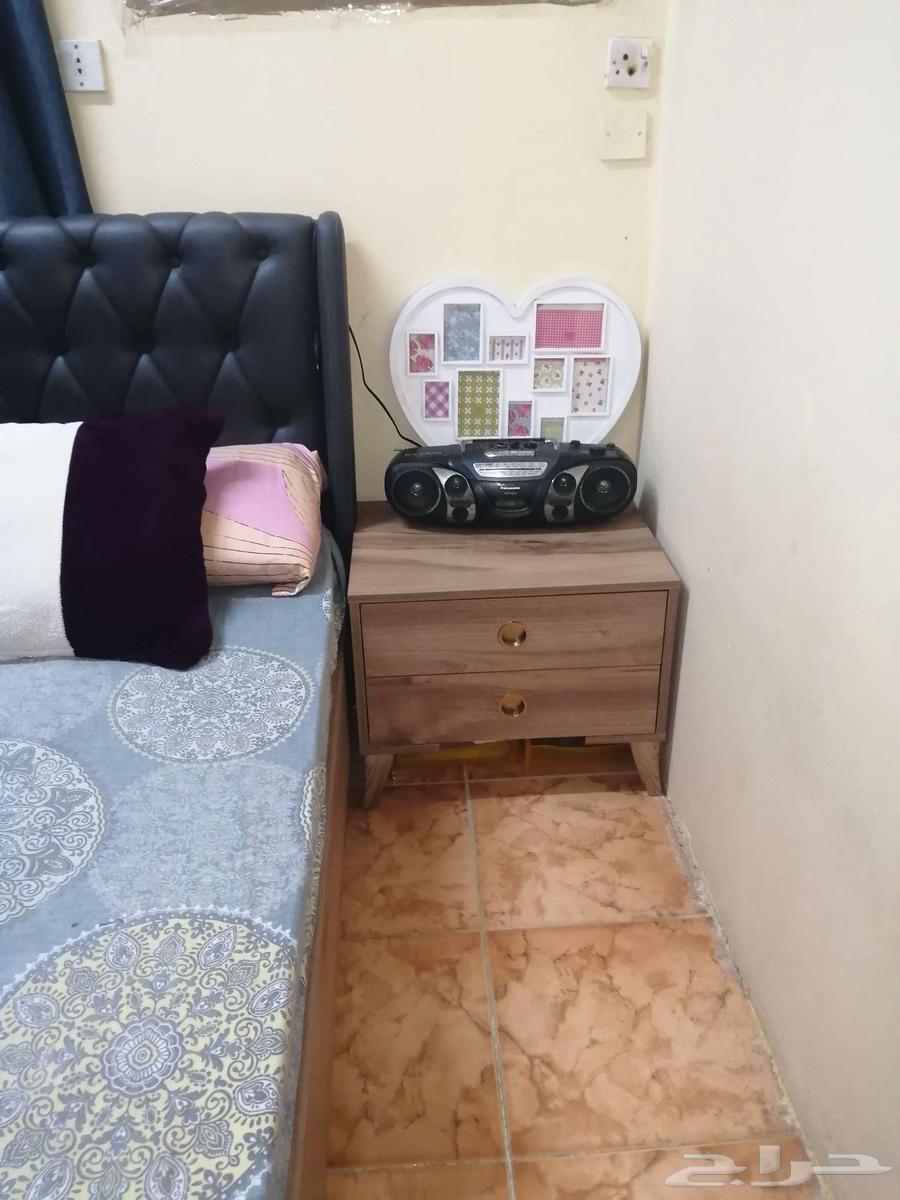 سرير مع المرتبه واتنين كمودينو اول استخدام حالته جديده64511000654721112