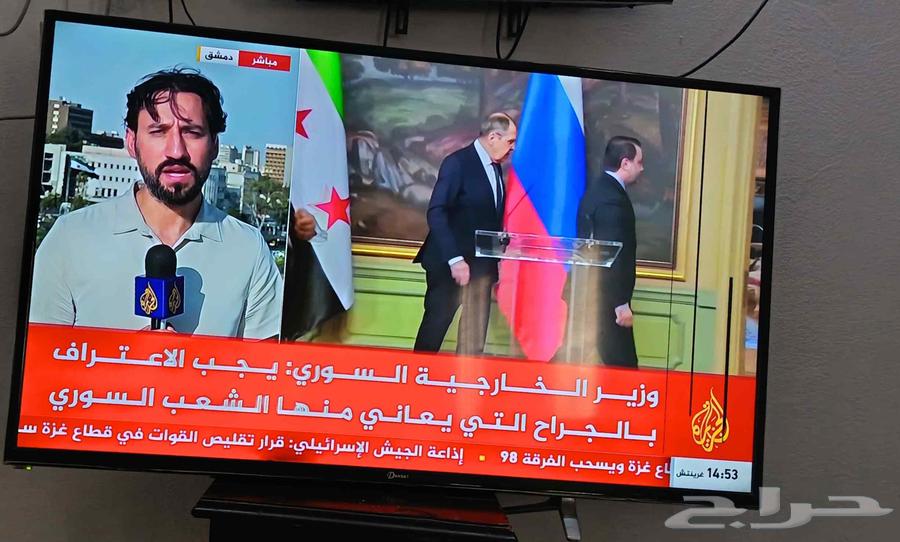 A regular Dansas screen with a simple scratch indicated by an arrow, 50 inches64512092663683111