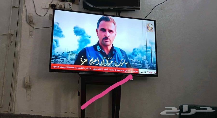 A regular Dansas screen with a simple scratch indicated by an arrow, 50 inches64512092663683110