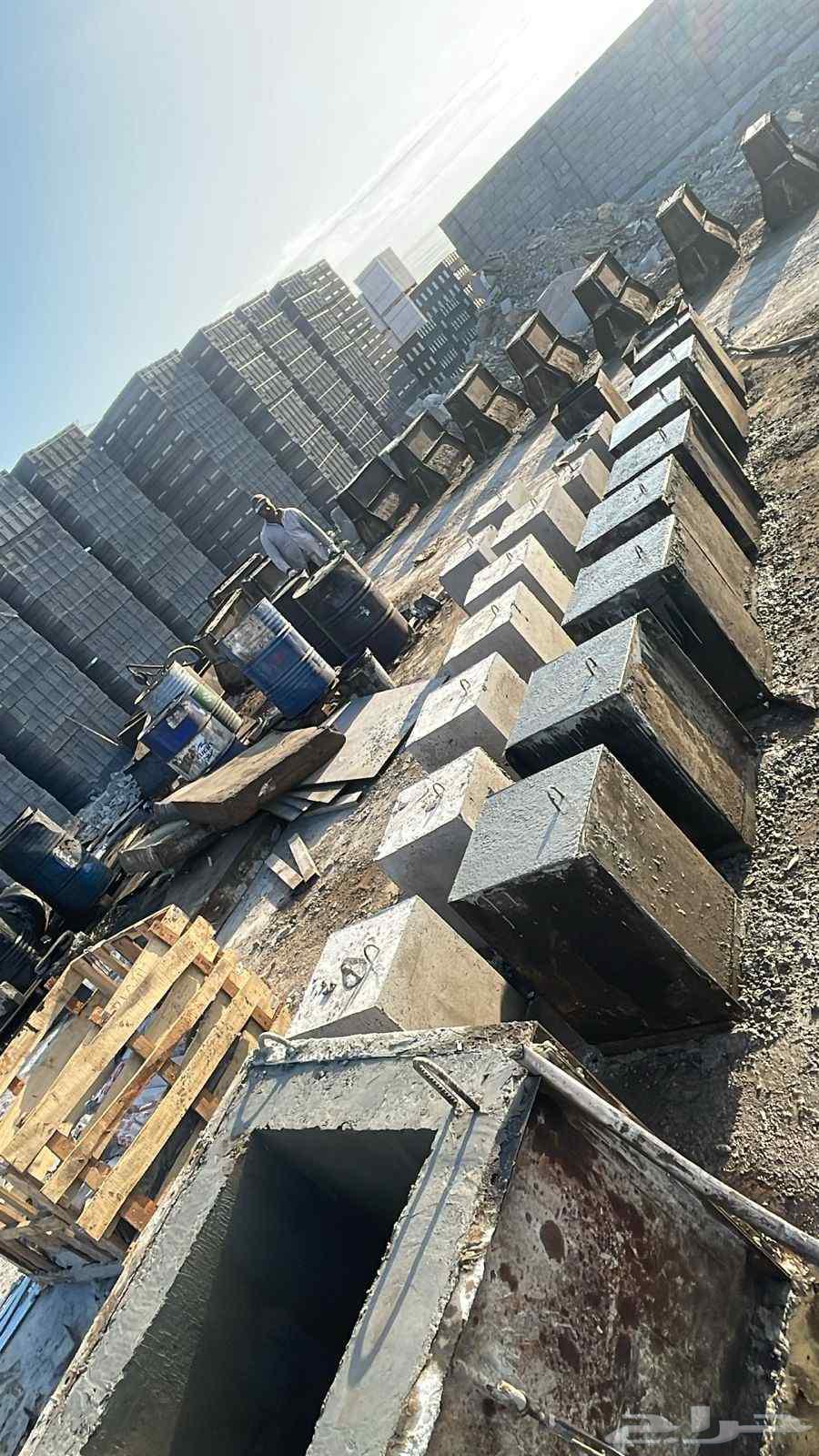 قواعد اناره جميع مستلزمات الخرسانه حواجز مصدات مناهيل64397907534338114