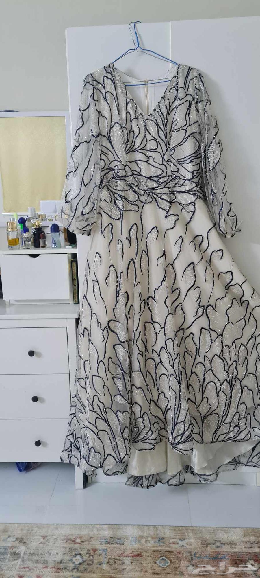 New evening dress worn only once, clean and in very good condition, size 1864517860996865113