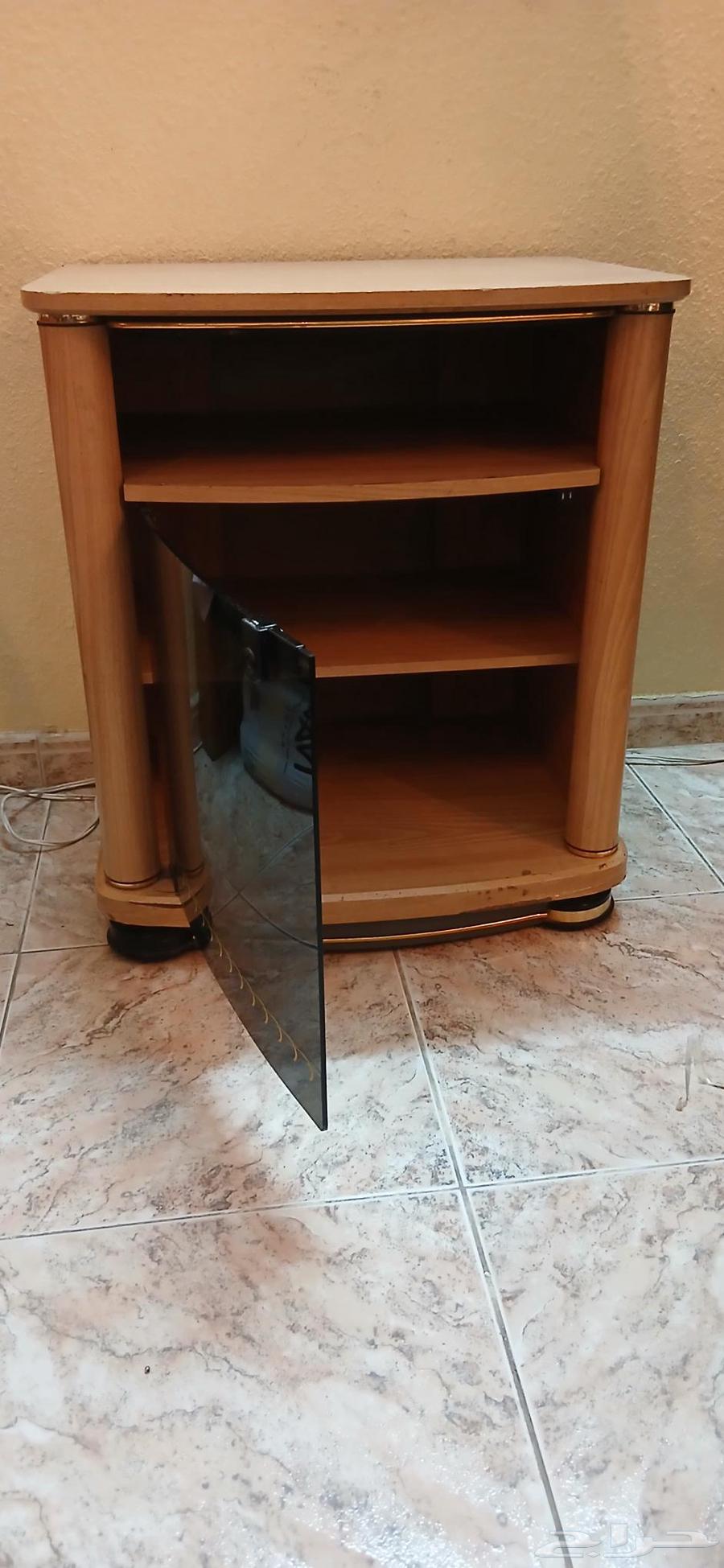 طاولات خشبية ومصابيح أرضية للبيع العاجل64511703418497112