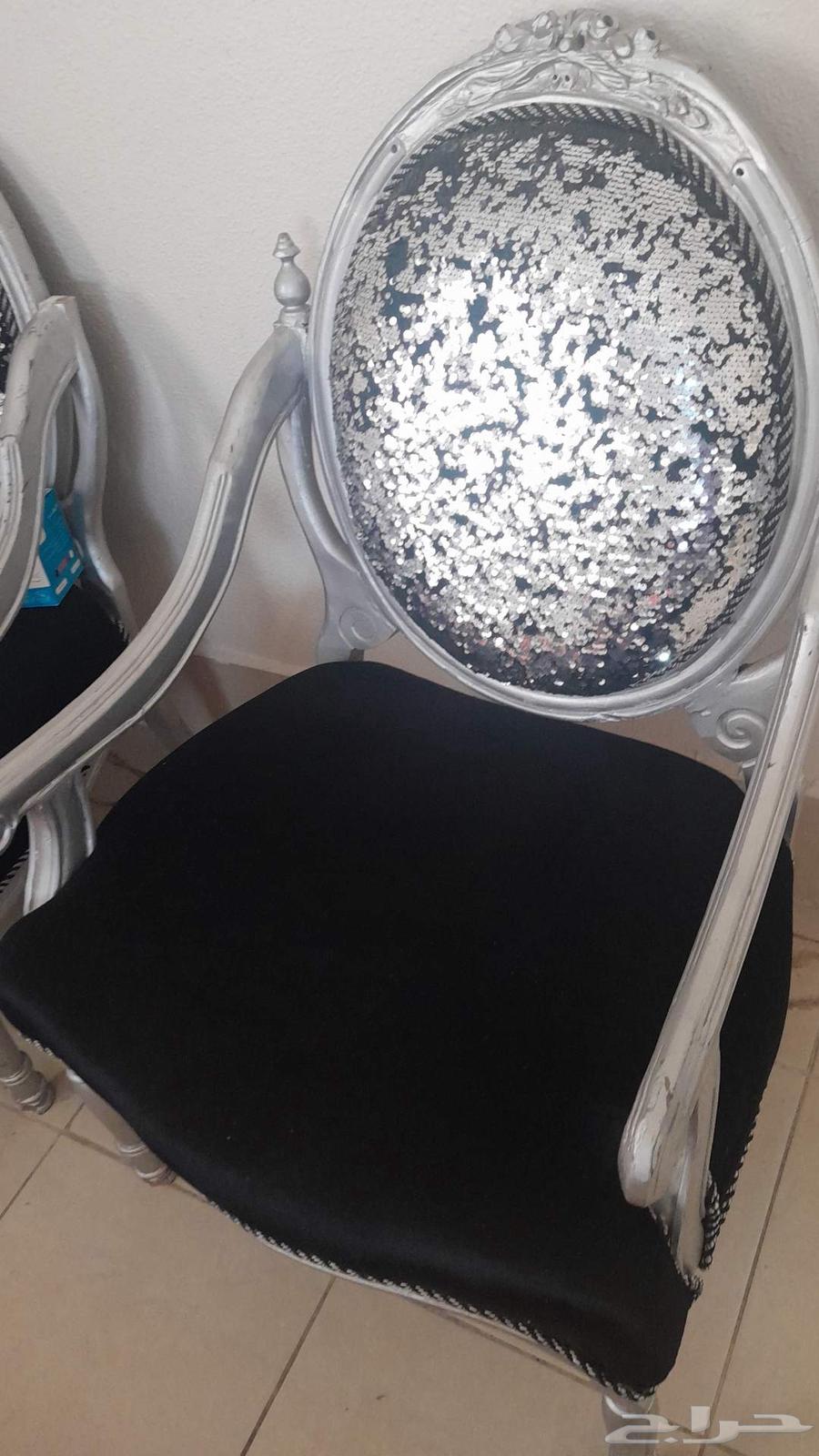 Used sofa in good condition, 3 large pieces and 4 single chairs and 3 tables64527052898689113