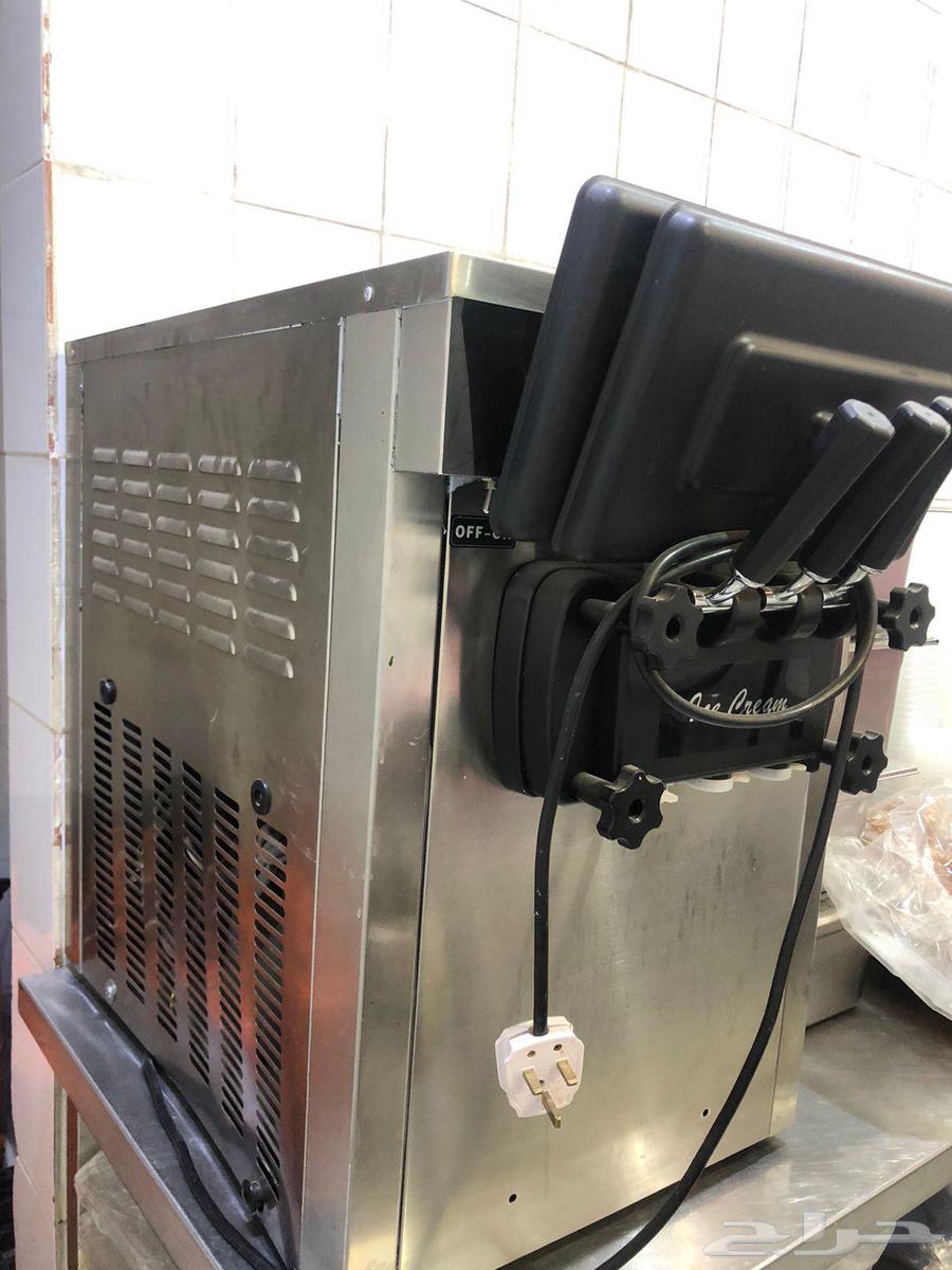 آلة ايس كريم كبيرة وآلة ايس كريم وسط والبيع للاثنين64524684391170112