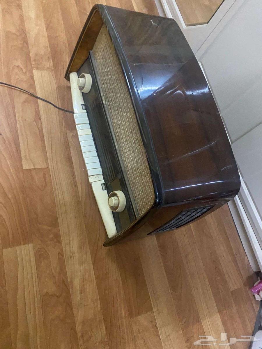 Old classic radio in excellent condition, price 1000 riyals64524905186434110