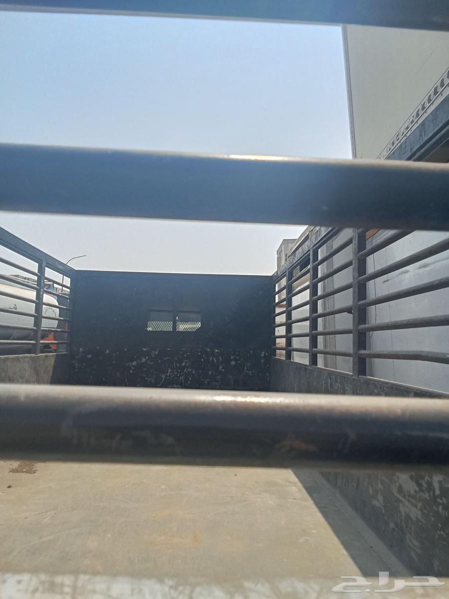 للبيع صندوق شبك 4 متر و80 عرض من بره 215 حالها ممتازه64521168890627110