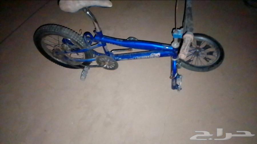 سيكل الكفر الي ورا منقطع والي قدام فيه بس مافيها حديده السوم64525995555459111