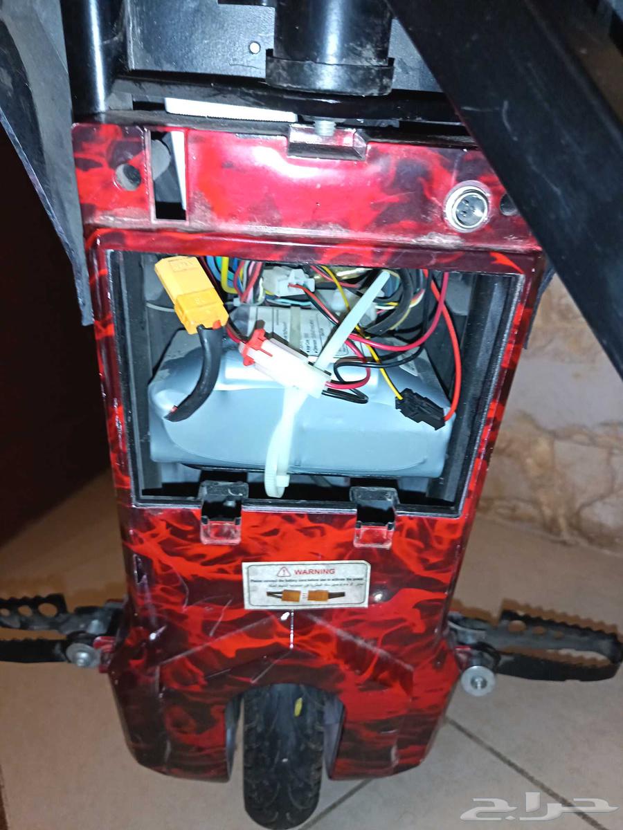 سكوتر احمر ليس معه سلك و بطاريه خربانه والكفر الخلف خربان64521723460995111