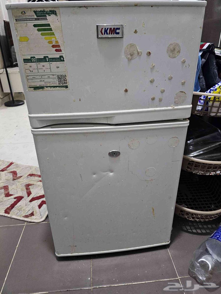 سرير اطفال نضيف مره وكنب ارضي وثلاجه صغيره ويوجد كنب L64519610736257112